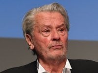 Alain Delon: denunciata la badante per molestie al divo francese