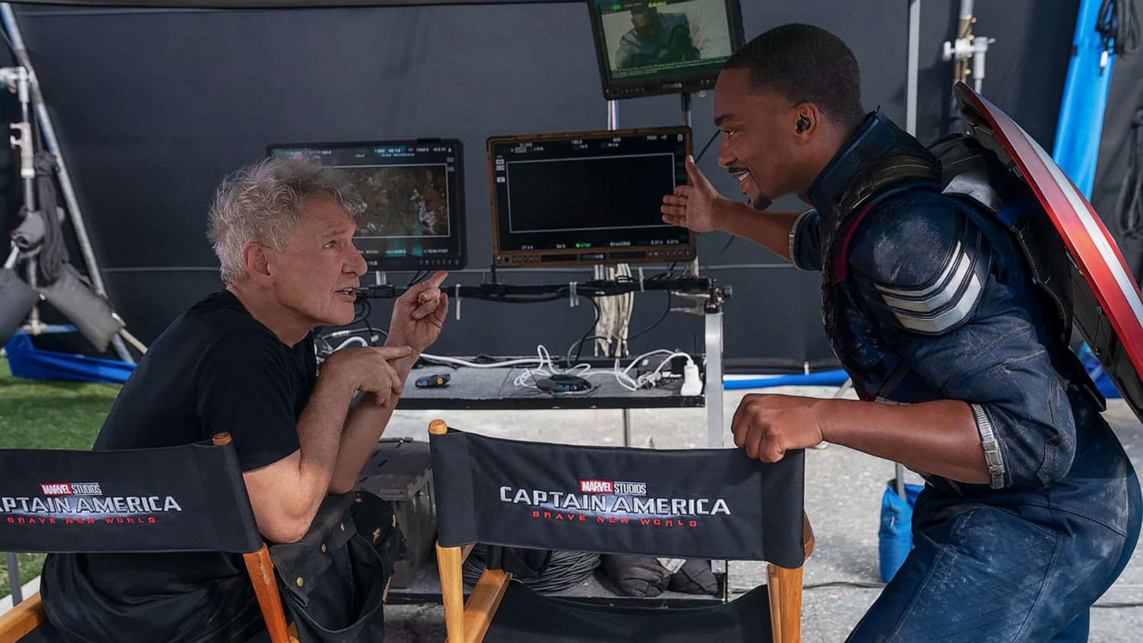 Captain America: Brave New World, Anthony Mackie svela il vero motivo dei 'pantaloni rotti' di Harrison Ford