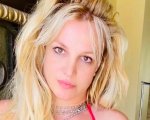 Britney Spears sembra sia stata schiaffeggiata per errore dopo essersi avvicinata a Victor Wembanyama