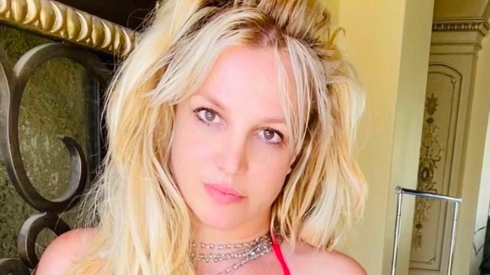 Britney Spears sembra sia stata schiaffeggiata per errore dopo essersi avvicinata a Victor Wembanyama