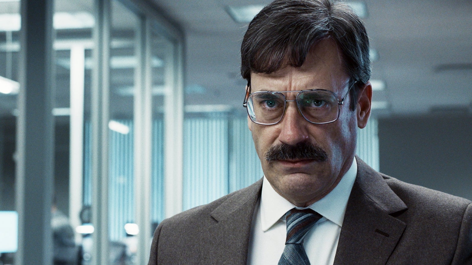 Corner Office: Jon Hamm nel trailer di questo strambo 'The Office sotto acidi'