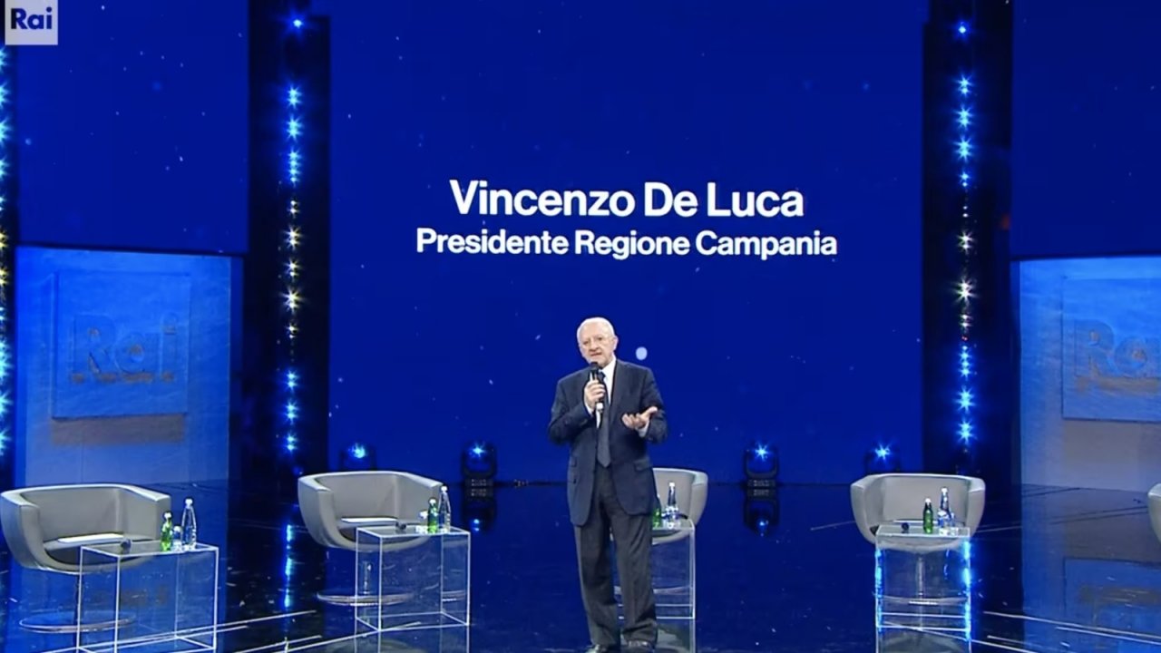 Palinsesti RAI, Vincenzo De Luca su Bianca Berlinguer: 'Avete tirato questa sola a Mediaset!' (VIDEO)