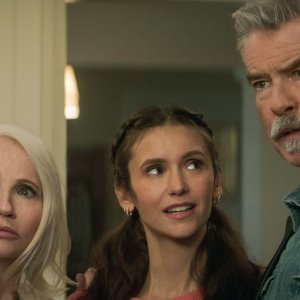 The Out-Laws - Suoceri fuorilegge: Pierce Brosnan, Ellen Barkin, Nina Dobrev in una scena del film