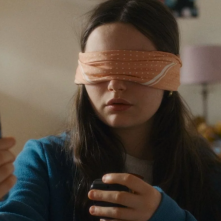 Coma: Louise Babeque bendata in una scena del film