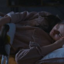 Coma: Louise Babeque in una scena a letto