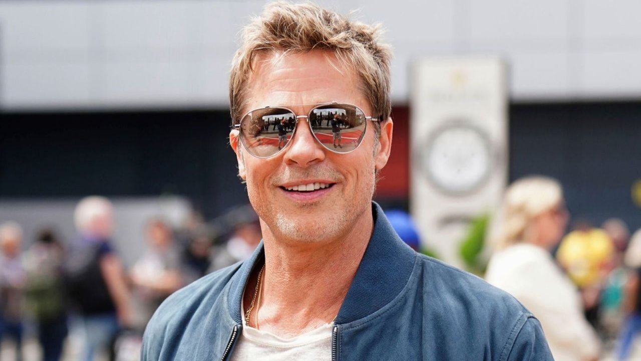 Brad Pitt in tenuta da pilota a Silverstone nelle prime foto del film sulla Formula 1, svelato il plot