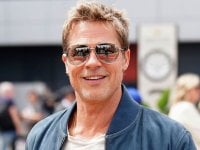 Brad Pitt in tenuta da pilota a Silverstone nelle prime foto del film sulla Formula 1, svelato il plot