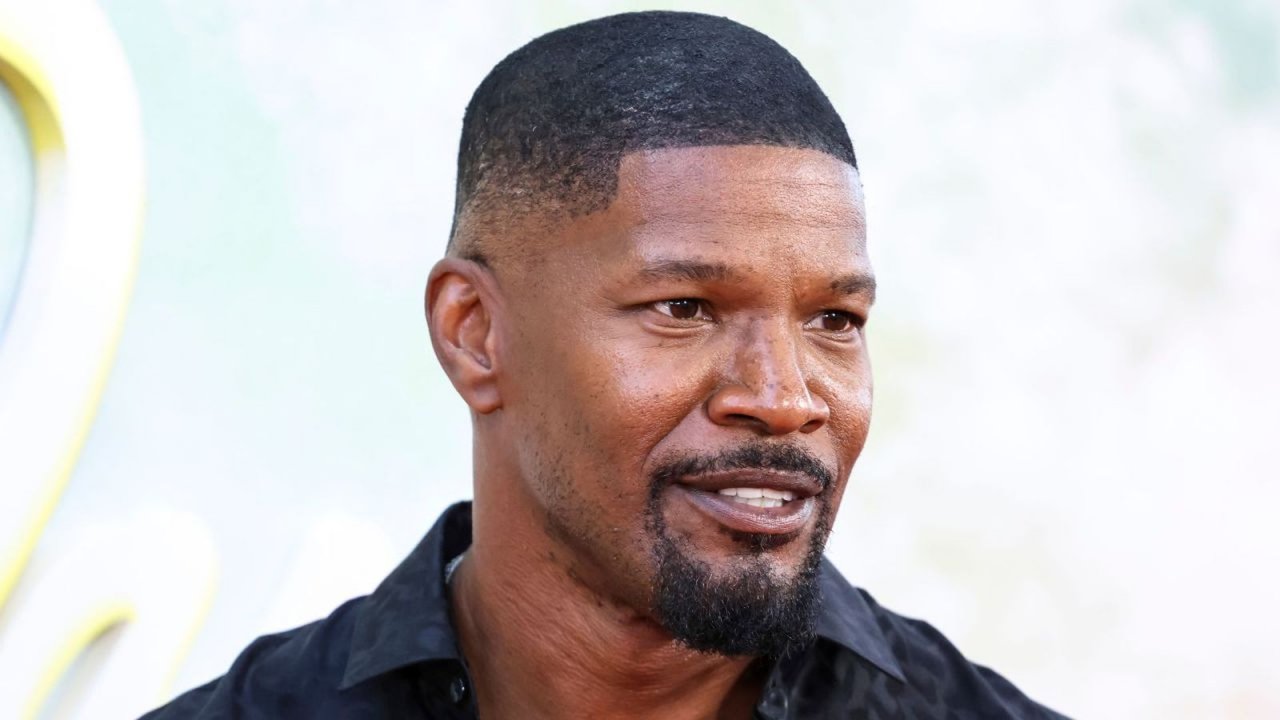 Jamie Foxx saluta i fan da una barca nella prima apparizione dopo il malore (VIDEO)