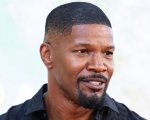 Jamie Foxx saluta i fan da una barca nella prima apparizione dopo il malore (VIDEO)