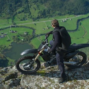 Mission: Impossible – Dead Reckoning Parte Uno, Tom Cruise in cima a un dirupo con la moto