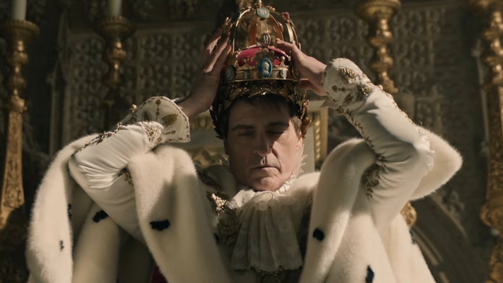 Napoleon: Joaquin Phoenix da eroe a tiranno nel trailer del kolossal di Ridley Scott