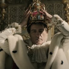 Napoleon: Joaquin Phoenix durante l'iconica incoronazione dell'Imperatore