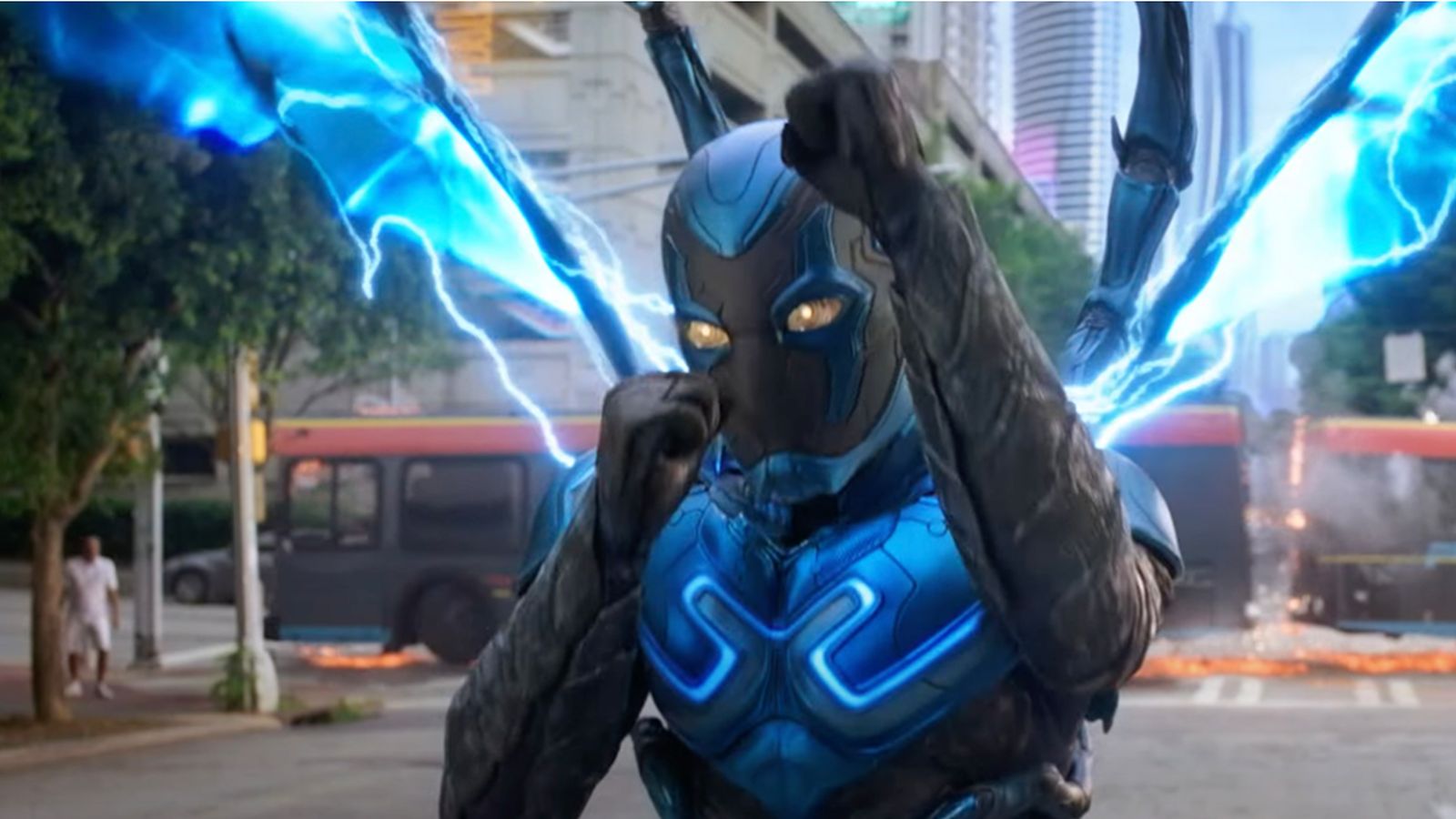 Blue Beetle: il final trailer italiano svela l'enorme potere dello Scarabeo