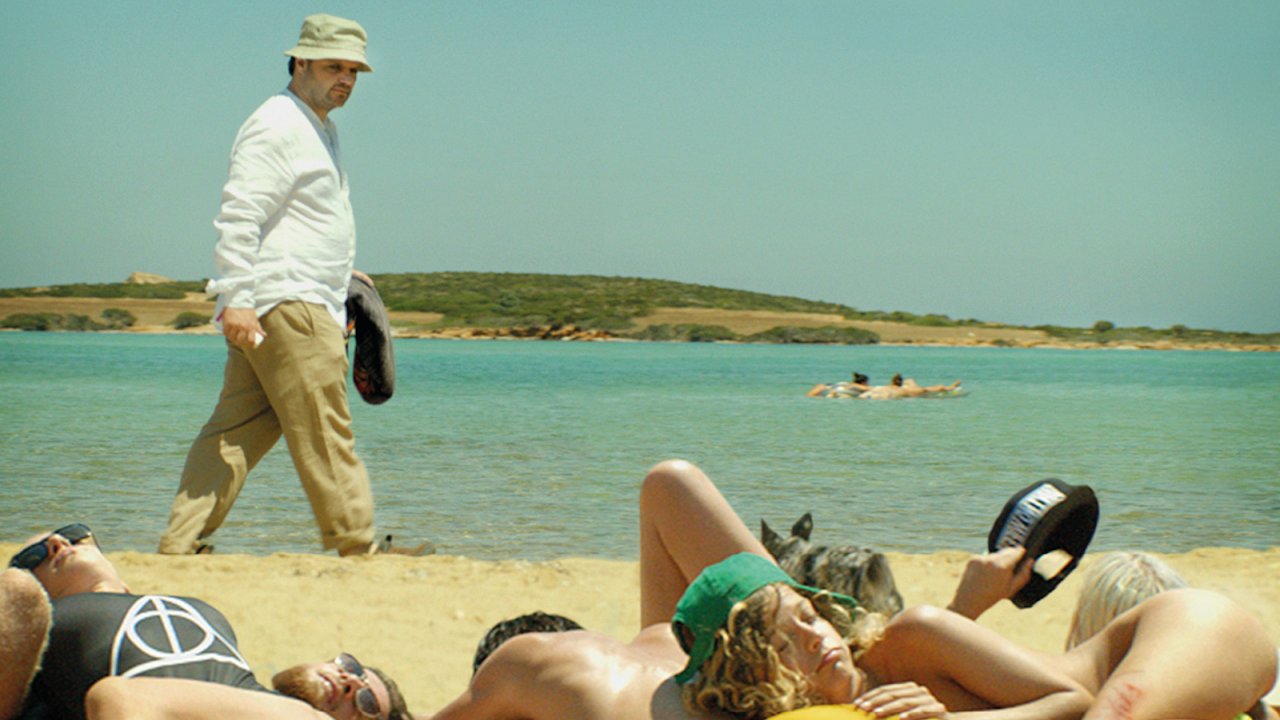 Suntan, la recensione: il racconto d’estate è un coming of age di mezza età