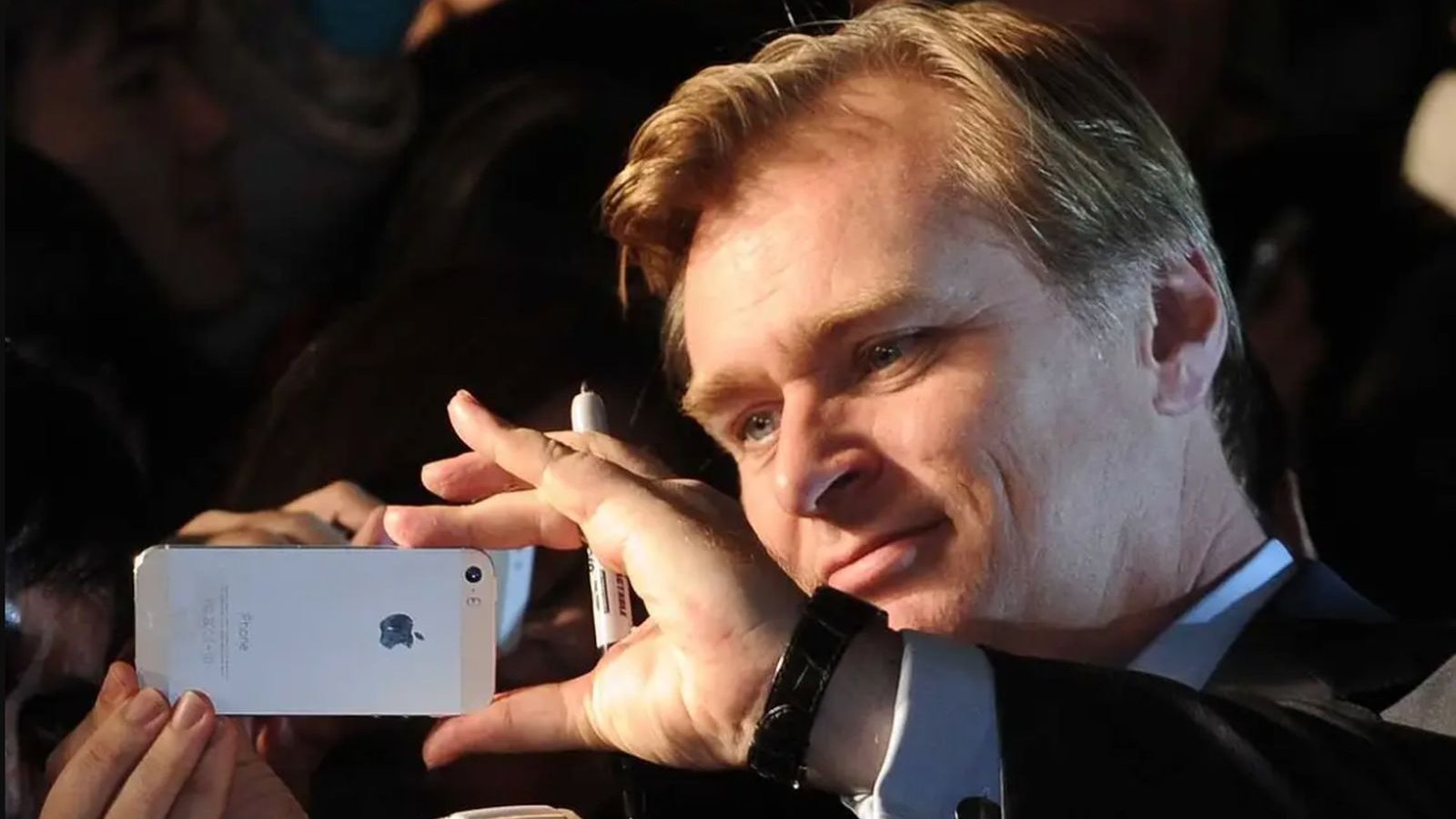 Christopher Nolan non ha un smartphone perché 'rovinerebbe il processo di creazione delle sceneggiature'