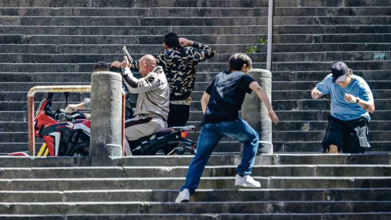 Mare Fuori 4: Raiz spara ad un rivale nel centro di Napoli (Foto)