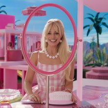 Barbie: Margot Robbie allo specchio in una scena