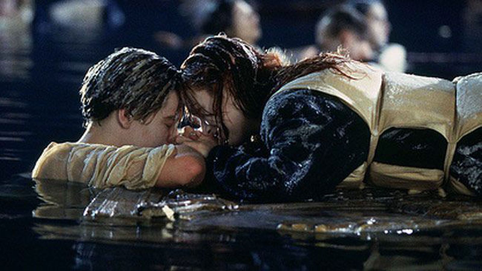 Titanic, Kate Winslet ha rischiato di annegare: 'Mi sono tolta quel maledetto cappotto e ho ripreso a girare'