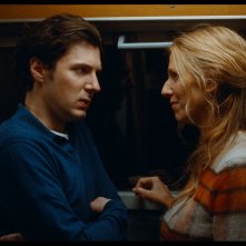 Il mistero del profumo verde: Sandrine Kiberlain e Vincent Lacoste in una scena