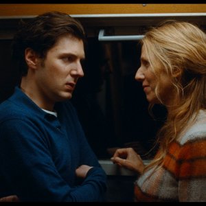 Il mistero del profumo verde: Sandrine Kiberlain e Vincent Lacoste in una scena