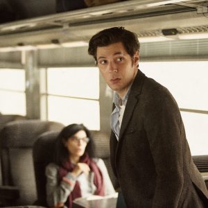 Il mistero del profumo verde: Vincent Lacoste su un treno