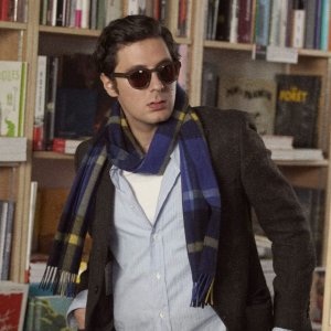 Il mistero del profumo verde: Vincent Lacoste con gli occhiali da sole