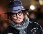 Johnny Depp svela il suo primo autoritratto 'Five': 'Non è la cosa più comoda'