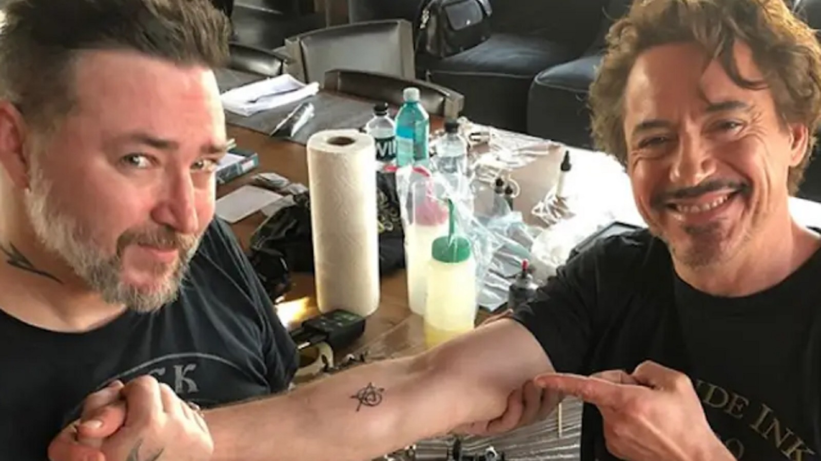 Robert Downey Jr. sui tatuaggi degli Avengers: 'Uno di noi aveva troppa paura dell'ago'