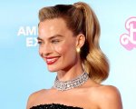 La star di Barbie, Margot Robbie, si è finta morta per spaventare la sua babysitter
