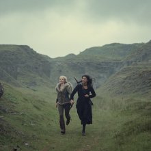 The Witcher 3: Freya Allan e Anya Chalotra in una scena