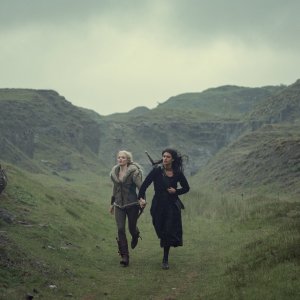 The Witcher 3: Freya Allan e Anya Chalotra in una scena