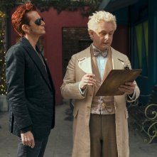 Good Omens 2: Michael Sheen e David Tennant in una scena una scena