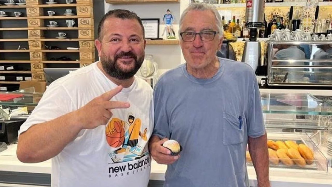 Robert De Niro in vacanza a Napoli tra buon cibo e cultura