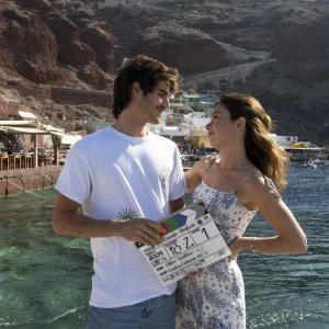 Il racconto perfetto: Alvaro Mel e Anna Castillo nella serie Netflix