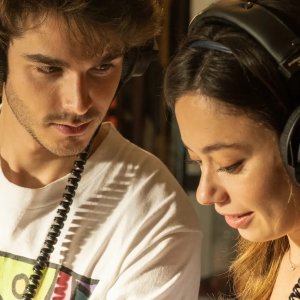 Il racconto perfetto: Alvaro Mel e Anna Castillo in una scena della serie Netflix