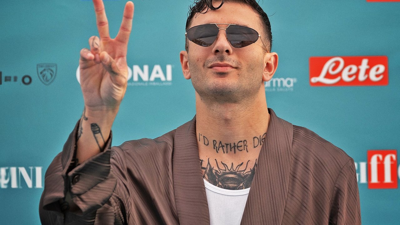 Junior Cally a Giffoni, il ritorno al festival senza maschera: 'È come se fossi evaso da  una prigione'