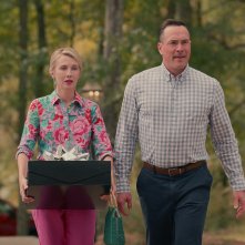 Il colore delle magnolie 3: Wynn Everett e Chris Klein in un'immagine della serie Netflix