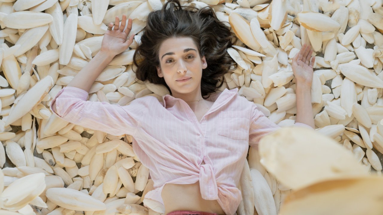 Romantiche: stasera su Sky Cinema il film di Pilar Fogliati con Levante