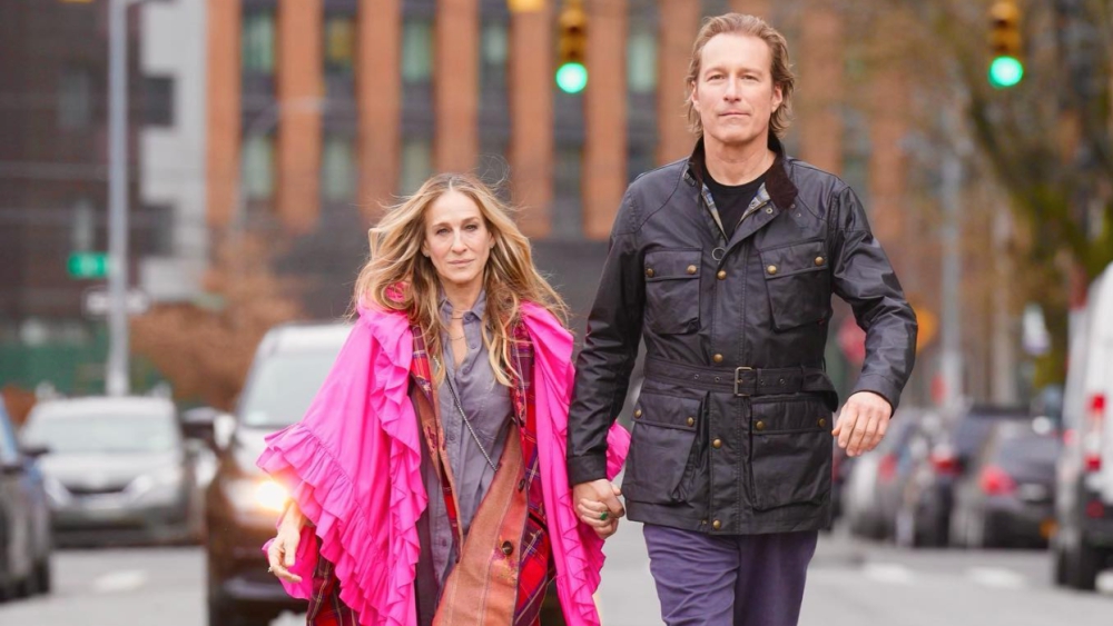 Sarah Jessica Parker e John Corbett in una scena di And Just Like That 3