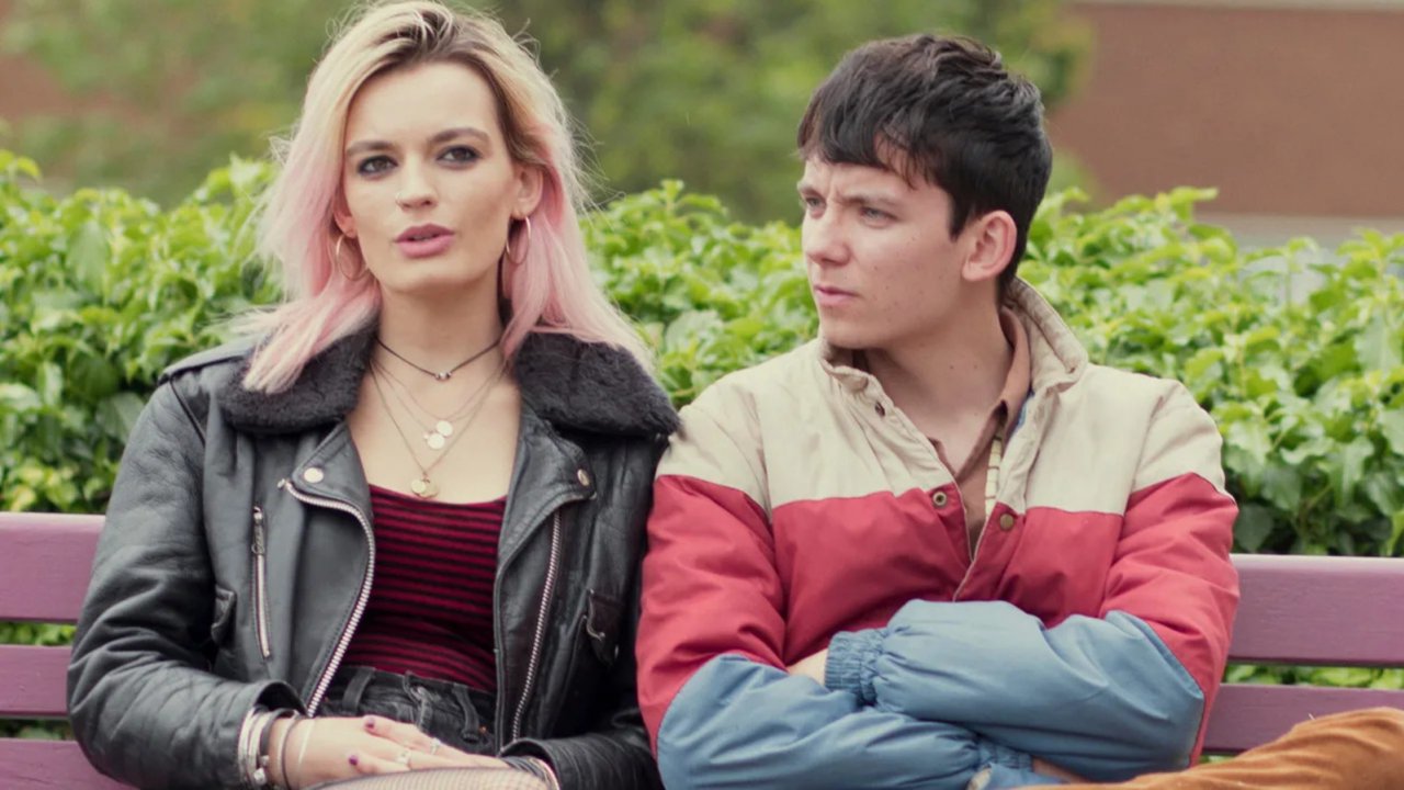 Sex Education 4, Asa Butterfield e Emma Mackey tornano nelle prime foto dell'ultima stagione