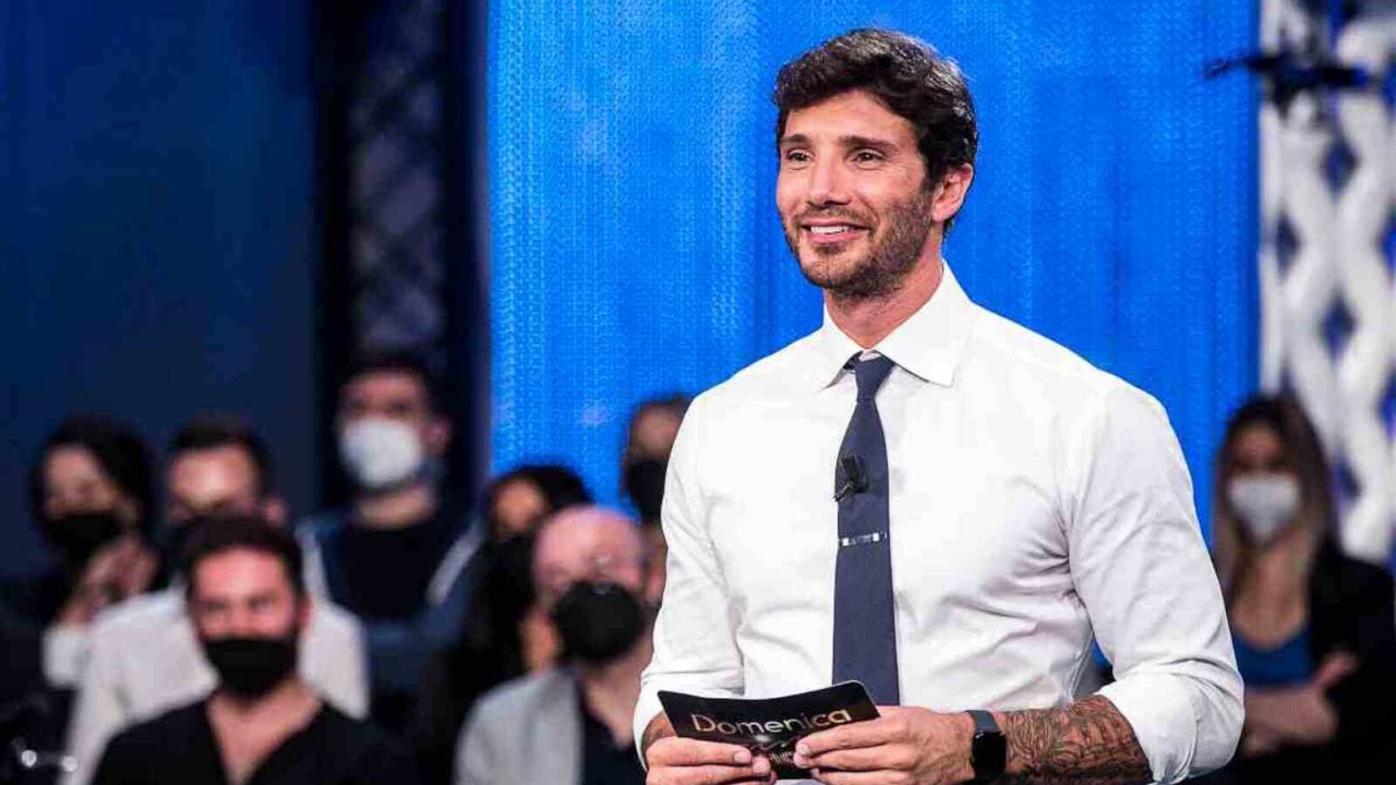Stefano De Martino nuova voce narrante de Il Collegio