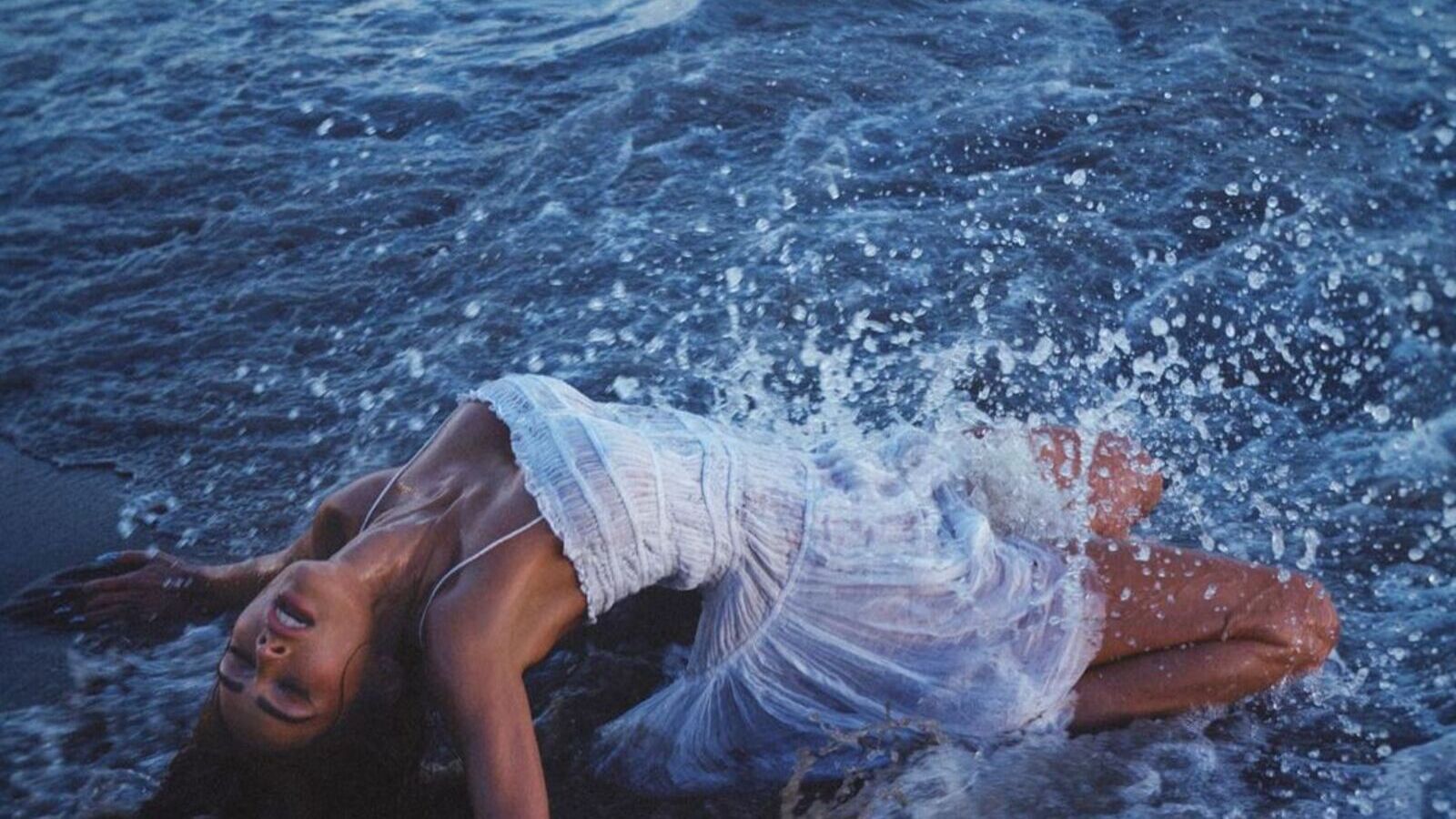 Megan Fox condivide nuove foto sexy in spiaggia: 'Lezioni di surf offresi'