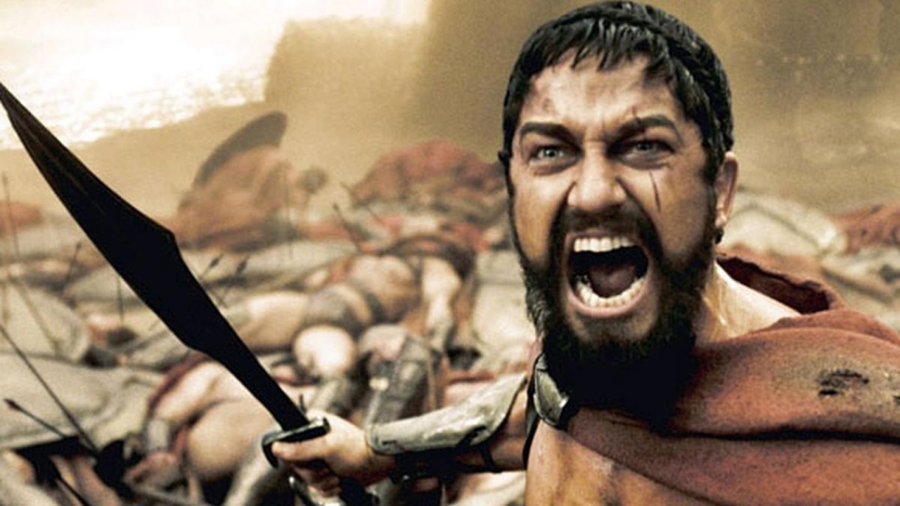 Salvatore Esposito coinvolge Gerard Butler e il cast di Den of Thieves 2 in un divertente video ispirato a 300