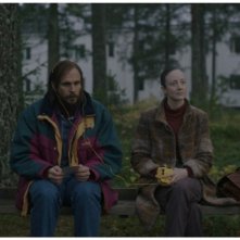 What Remains: Gustaf Skarsgaard e Andrea Riseborough in una scena