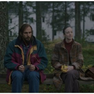 What Remains: Gustaf Skarsgaard e Andrea Riseborough in una scena
