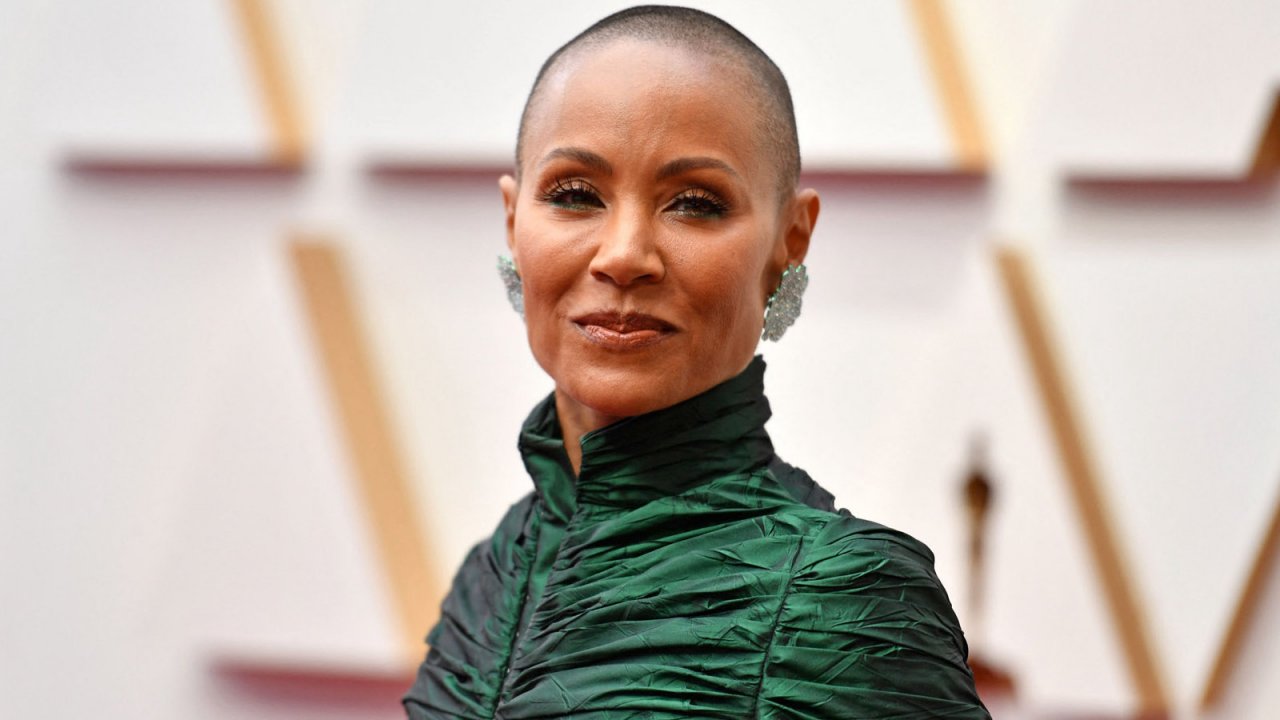 Jada Pinkett Smith, i capelli iniziano a ricrescere grazie alle cure contro l'alopecia (FOTO)