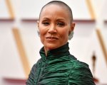 Jada Pinkett Smith, i capelli iniziano a ricrescere grazie alle cure contro l'alopecia (FOTO)
