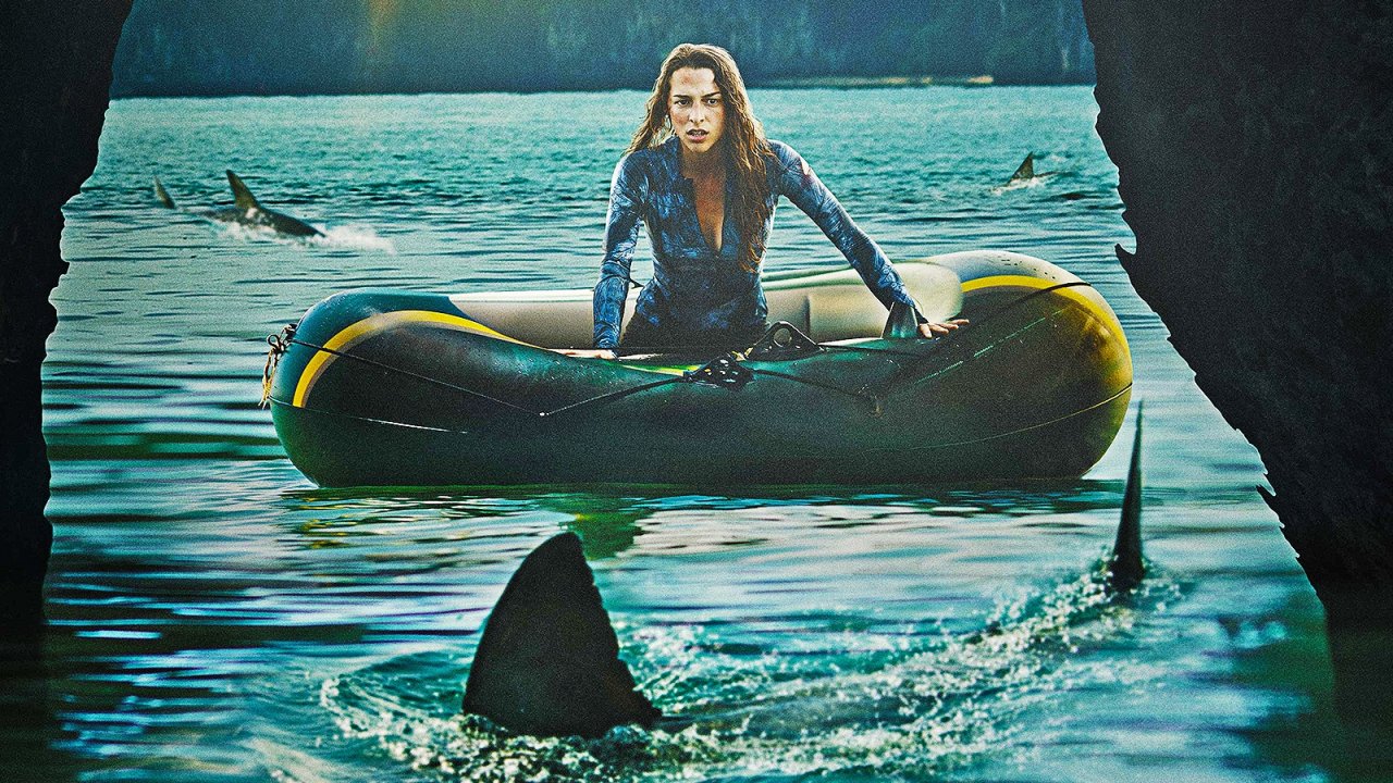 Circondati, la recensione: sola contro gli squali