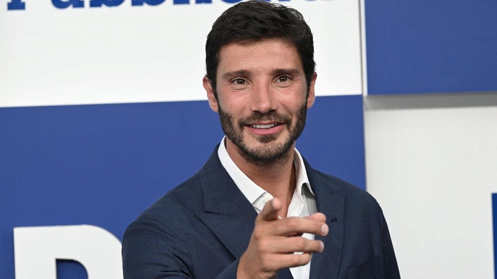 Stefano De Martino In Barca: "Dimmi Amore" La Voce In Sottofondo Non è ...