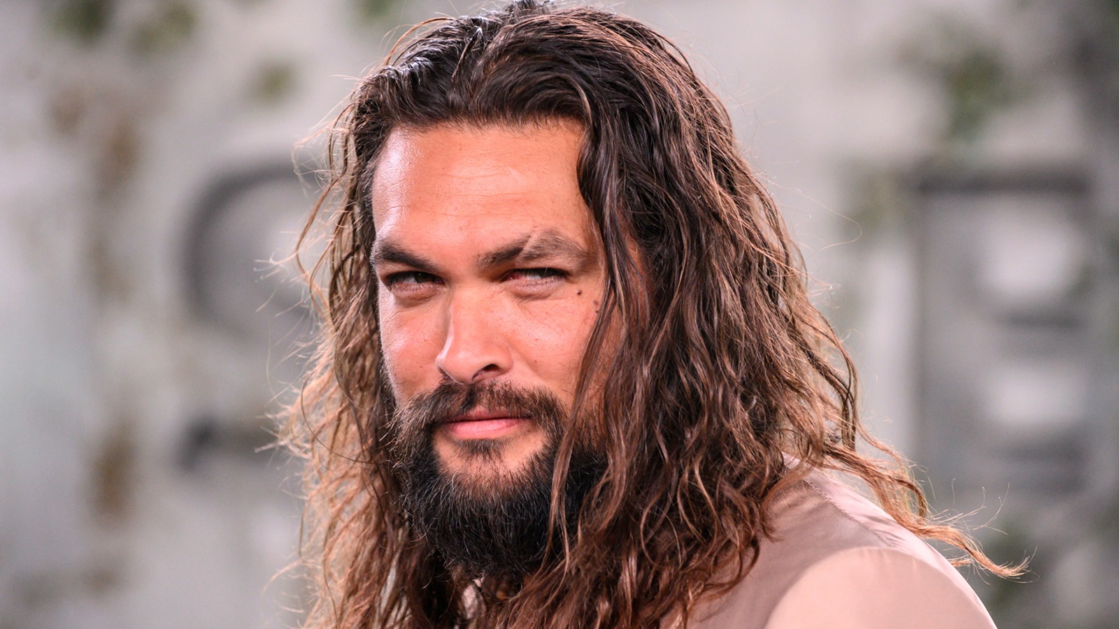 Jason Momoa offre il suo sostegno agli abitanti dell'isola di Maui, distrutta da alcuni terribili incendi